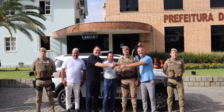 Polícia Militar de Canelinha recebe nova viatura 0 km para reforço da segurança