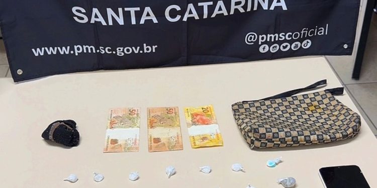 Homem preso e drogas encontrada após denúncias no Jardim São Paulo