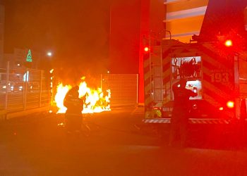 Homem coloca fogo em seu próprio carro após veículo ser apreendido pela polícia