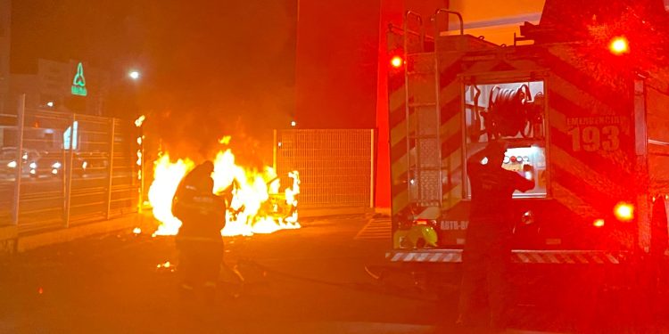 Homem coloca fogo em seu próprio carro após veículo ser apreendido pela polícia