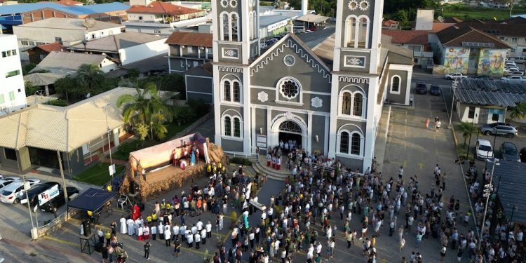 Fé, silêncio e emoção marcam a Procissão da Paixão de Cristo em Nova Trento