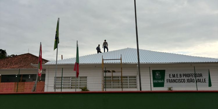 Reforma do telhado melhora estrutura da Escola Francisco João Valle, no bairro Trinta Réis, em Nova Trento