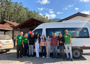 Prefeitura de Nova Trento realiza entrega de van para transporte de professores no Aguti