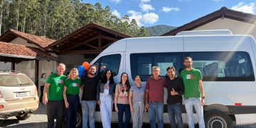 Prefeitura de Nova Trento realiza entrega de van para transporte de professores no Aguti