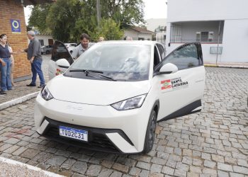 Saúde de Tijucas recebe primeiro veículo 100% elétrico da frota municipal