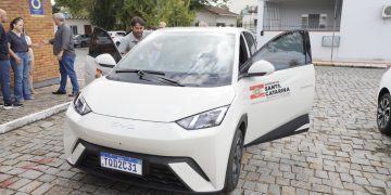 Saúde de Tijucas recebe primeiro veículo 100% elétrico da frota municipal
