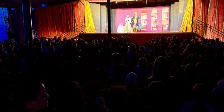 Estudantes da rede municipal participam de sessões culturais no Teatro Biriba