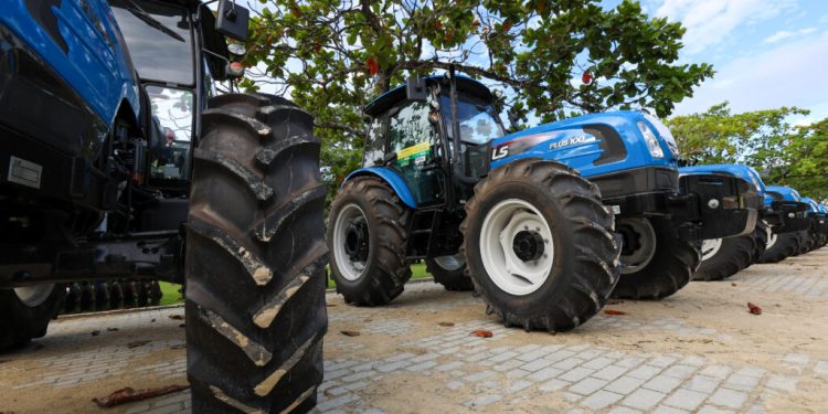 Canelinha recebe novos equipamentos para fortalecer a agricultura familiar no município
