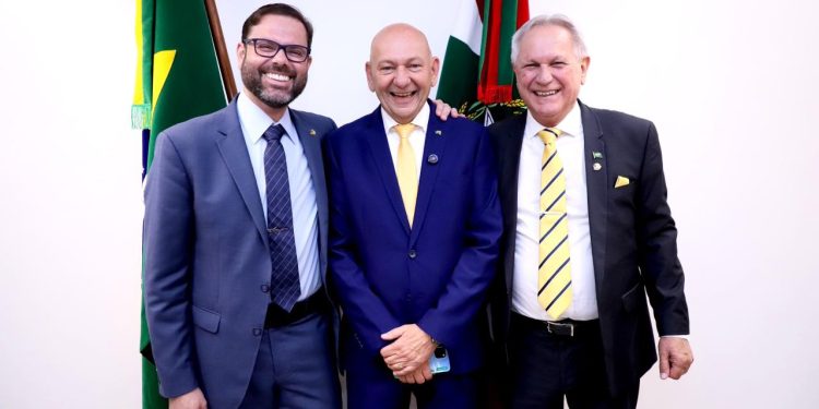 Luciano Hang acompanha posse de Hermes Klann em Brasília