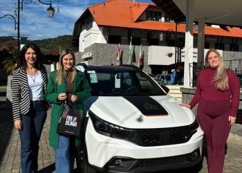 Saúde de Nova Trento recebe novo veículo para transporte de pacientes