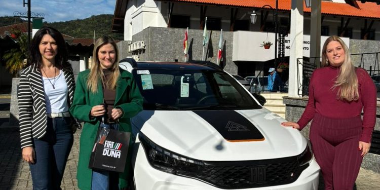 Saúde de Nova Trento recebe novo veículo para transporte de pacientes