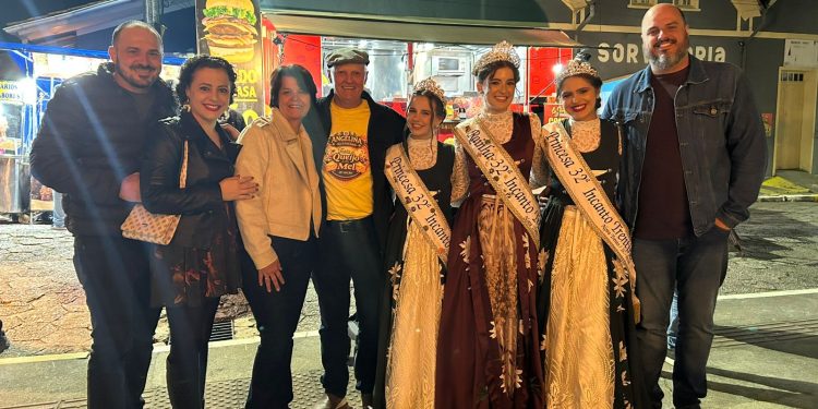 Realezas da 32ª Incanto Trentino participam da 29ª Festa do Queijo e do Mel, em Angelina