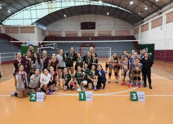 Equipe de voleibol feminino da Escola Municipal Professor Francisco João Valle em Nova Trento avança para a fase regional do JESC