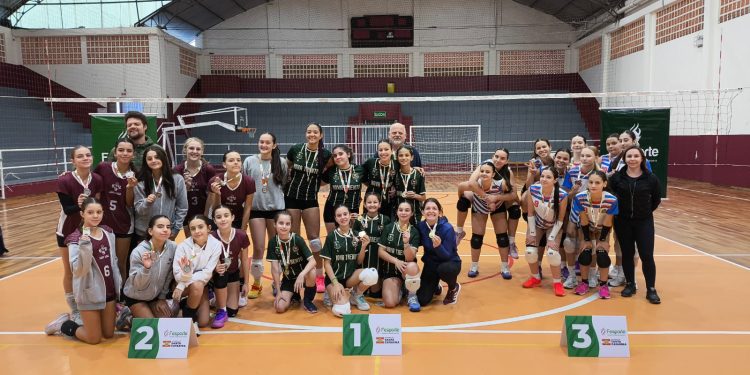 Equipe de voleibol feminino da Escola Municipal Professor Francisco João Valle em Nova Trento avança para a fase regional do JESC