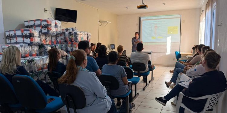 Profissionais de saúde de Nova Trento participam de capacitação sobre manejo da dengue