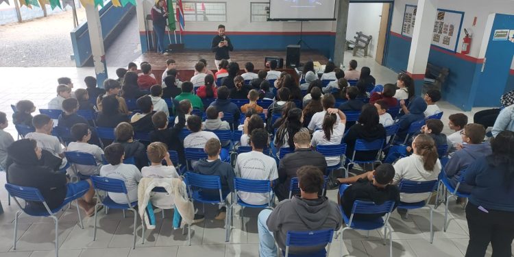 Junho Branco leva orientação sobre riscos do cigarro eletrônico a estudantes da rede municipal