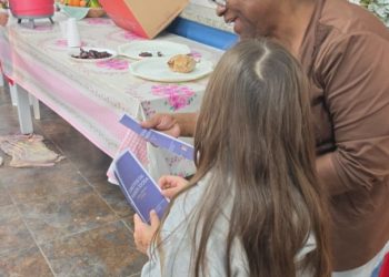 Ação do Junho Violeta leva orientação sobre violência contra idosos à comunidade