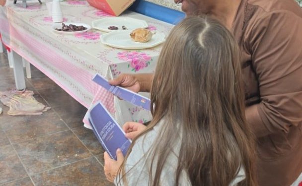 Ação do Junho Violeta leva orientação sobre violência contra idosos à comunidade