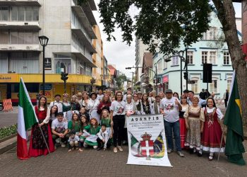 Colônia Nova Itália é destaque em desfile da 31ª Festitália, em Blumenau
