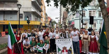 Colônia Nova Itália é destaque em desfile da 31ª Festitália, em Blumenau