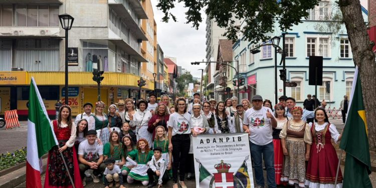 Colônia Nova Itália é destaque em desfile da 31ª Festitália, em Blumenau