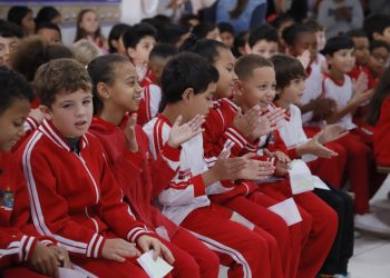 Kits de uniforme de inverno são entregues para alunos da rede municipal em Tijucas