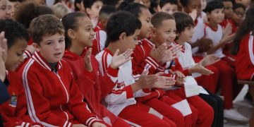Kits de uniforme de inverno são entregues para alunos da rede municipal em Tijucas