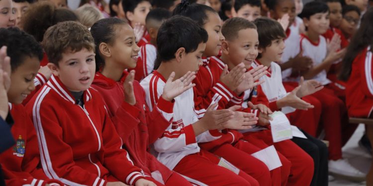 Kits de uniforme de inverno são entregues para alunos da rede municipal em Tijucas