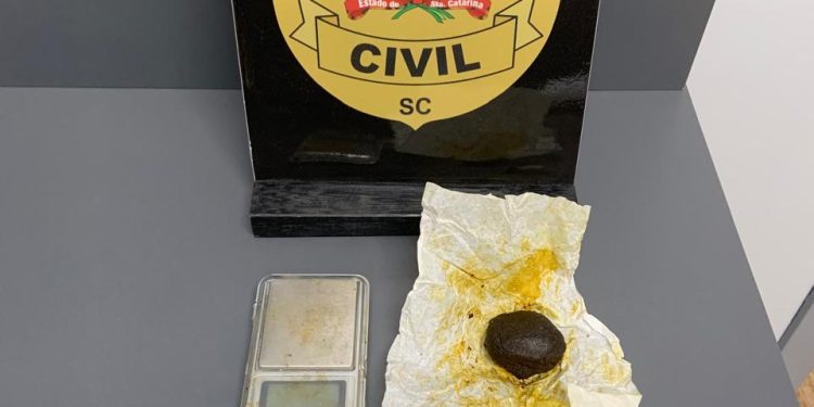 Polícia Civil prende suspeito por tráfico de drogas em Brusque