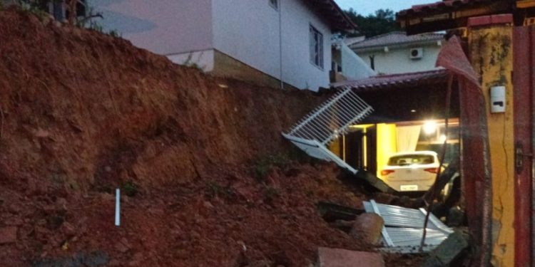 Chuva provoca queda de muro e de uma árvore em São João Batista