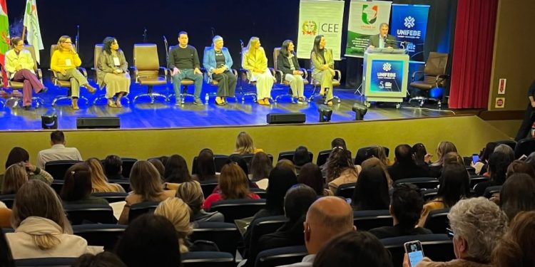 Canelinha participa do XX Seminário da UNCME-SC e integra debate sobre políticas para a Primeira Infância
