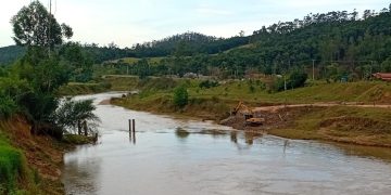 Prefeitura de São João Batista conclui remoção de ponte provisória de madeira no bairro Colônia Nova Itália
