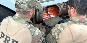 Cão farejador da PRF descobre mais de meia tonelada de maconha escondidos em tanque de combustível de carreta no Oeste catarinense