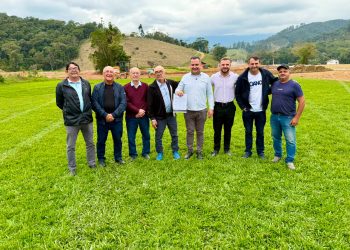 Ordem de serviço para construção de complexo esportivo no bairro Fernandes é assinada