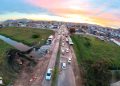 Bloqueio nos dois sentidos da Avenida José Manoel Reis é realizado para avanço das obras de drenagem em Tijucas