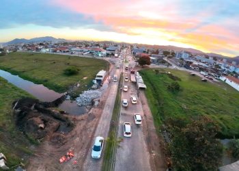 Bloqueio nos dois sentidos da Avenida José Manoel Reis é realizado para avanço das obras de drenagem em Tijucas