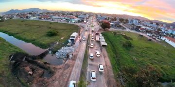Bloqueio nos dois sentidos da Avenida José Manoel Reis é realizado para avanço das obras de drenagem em Tijucas