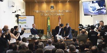 Com “urna aberta” em tempo real, TRE-SC demonstra como funciona o sistema eletrônico de votação