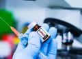 Vacina personalizada de mRNA reduz retorno do câncer de pele em testes finais