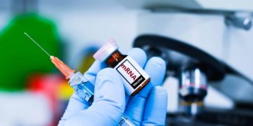 Vacina personalizada de mRNA reduz retorno do câncer de pele em testes finais