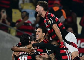 Flamengo sofre no Maracanã, mas busca empate contra o Del Valle com um a menos e carimba vaga na semifinal da Libertadores