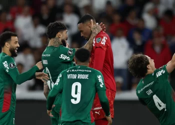 Noite de Gigantes: Palmeiras avança nos pênaltis em Quito, Corinthians sofre eliminação dolorosa em casa e Galo opera milagre na Sul-Americana