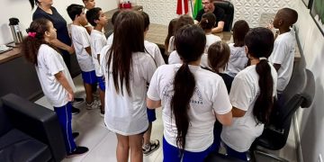 Atividade reúne cerca de 440 estudantes e complementa, na prática, conteúdos trabalhados em sala de aula sobre a organização dos Três Poderes
