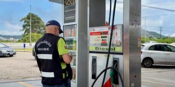 Gasolina a R$ 7,34: PROCON/SC notifica mais de 20 postos por elevação de preços