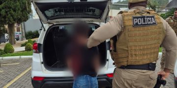 Polícia Militar prende mulher em cumprimento de mandado por tráfico de drogas