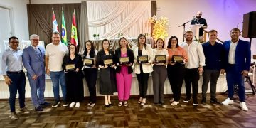 Secretaria de Educação de São João Batista homenageia professoras recém-aposentadas e empossa 38 novos servidores