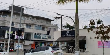 Fique atento: semáforo fica fora de serviço após ocorrência com caminhão em São João Batista