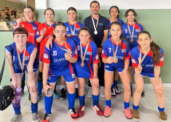 Equipe feminina sub-14 da Fube conquista terceiro lugar em torneio de futsal em Brusque