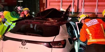 Homem de 40 anos morre em acidente entre carro e caminhão na BR-101, em Itapema