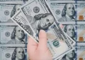 Dólar dispara e chega a R$ 5,60 após reeleição de Lula